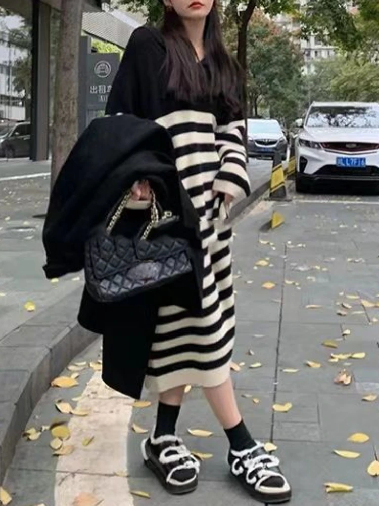 Платья для женщин 2023, новое Осенне-зимнее трикотажное платье, Корейский модный Элегантный Винтажный свитер с длинным рукавом, свободный полосатый халат, пуловер