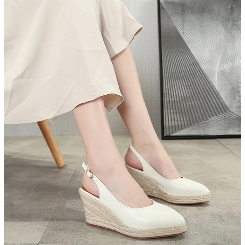 Летние Ретро-сандалии с наклонным каблуком на толстой подошве Женские 2023 Baotou, Однолинейные Полые сандалии с поясом сзади, женские плетеные из травы туфли на высоком каблуке