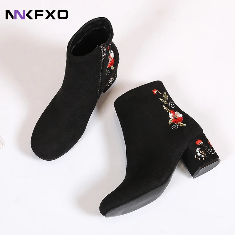 2023 Женские модные ботинки Ankel, осенне-зимние короткие ботинки, ботинки из флоковой ткани, ботинки с боковой молнией, сапоги с изысканной вышивкой QB362