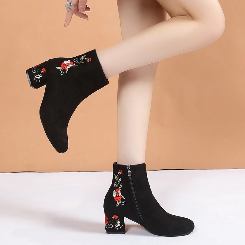 2023 Женские модные ботинки Ankel, осенне-зимние короткие ботинки, ботинки из флоковой ткани, ботинки с боковой молнией, сапоги с изысканной вышивкой QB362