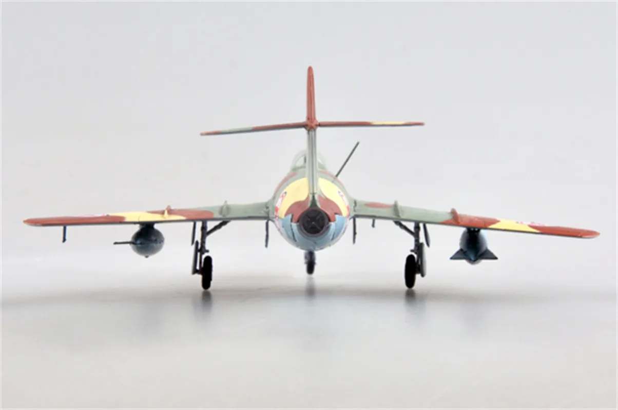 Готовый комплект военного Пластикового самолета МиГ-15 Trumpeter Easy Модели 37134 в масштабе 1/72